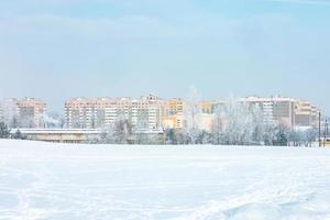 panorama della zona residenziale della città in una soleggiata giornata invernale con alberi di brina foto