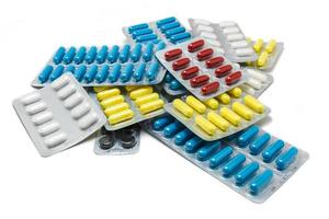 imballaggio della pillola e forniture mediche su sfondo bianco foto