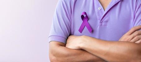 nastro viola per la violenza, cancro al pancreas, all'esofago, ai testicoli, alzheimer, epilessia, lupus, sarcoidosi e fibromialgia. concetto di mese di sensibilizzazione e giornata mondiale del cancro foto