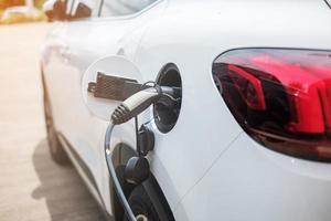 batteria di ricarica per auto elettrica presso la stazione di ricarica ev o a casa. energia verde, alternativa ecologica, concetti di tecnologia e ambiente foto