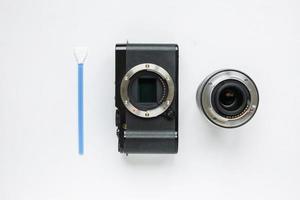 strumenti professionali per la pulizia del sensore a matrice della fotocamera digitale aps-c sporco su sfondo bianco foto