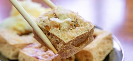 tofu puzzolente fritto con cavolo sottaceto, famoso e delizioso cibo di strada a taiwan. foto