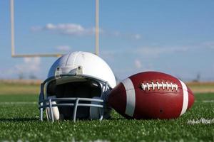 football americano e casco sul campo foto