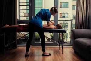 massaggiatore cura paziente a casa foto