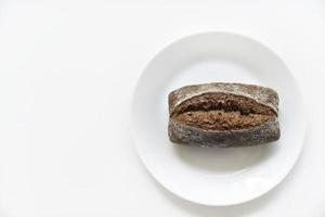 pane di segale da un ipermercato su un piatto bianco. deliziosa e bella macrofoto di pane. foto