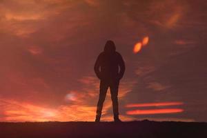 uomo che fa trekking in montagna con un bellissimo sfondo del tramonto, bilbao, paesi baschi, spagna foto