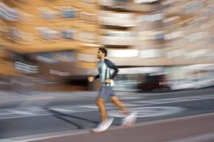 bilbao, vizcaya, spagna, 2022 - uomo che corre per strada nella città di bilbao, paesi baschi, spagna foto