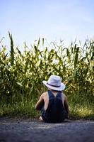 ragazzino che gioca in campagna foto