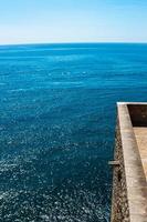 terrazzo per contemplare il mare. immagine verticale. foto