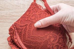 reggiseno di pizzo in mano di donna foto