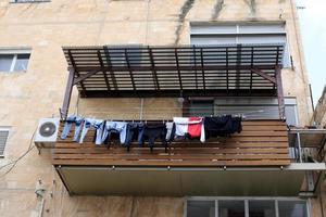 fuori dalla finestra, il bucato viene asciugato su una corda sulla facciata dell'edificio. foto