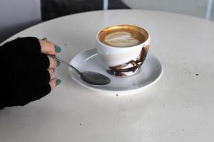 sul tavolo del ristorante caffè forte e caldo. foto