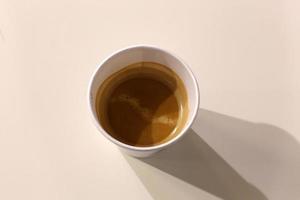 il caffè caldo e forte viene versato in una tazza. foto