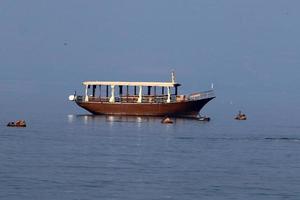 ormeggio in riva al mare per l'ormeggio di barche e yacht. foto