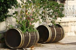 come usare una vecchia botte in fattoria. foto