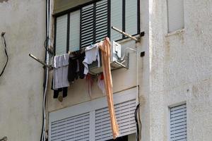 la biancheria lavata si asciuga per strada fuori dalla finestra di casa. foto