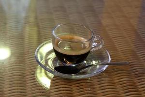 sul tavolo del ristorante caffè forte e caldo. foto