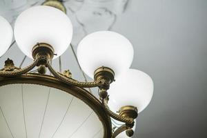 lampadario in stile retrò sul soffitto, primo piano foto