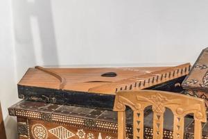 strumento musicale russo tradizionale gusli su armadio curvo in legno foto
