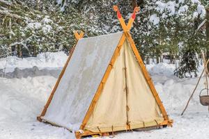 tenda Wigwam nella foresta invernale foto