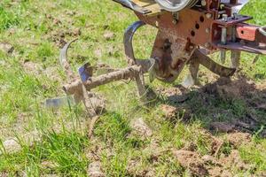 primo piano del piccolo blocco moto del trattore manuale per il campo di aratura. foto