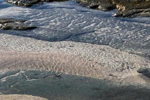 il colore dell'acqua di mare in acque poco profonde. foto