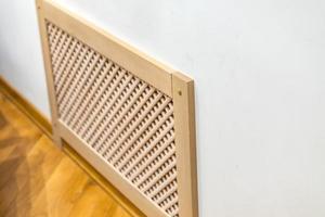primo piano del radiatore di copertura in legno sulla parete foto
