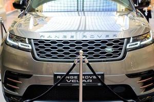 Mosca, Russia, 11 aprile 2018 vista frontale del nuovo suv range rover velar nel centro commerciale di gomma. 70° anniversario della Land Rover. foto