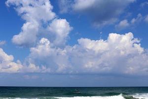 il cielo sopra il Mar Mediterraneo nel nord di Israele. foto