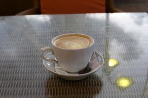 sul tavolo del ristorante caffè forte e caldo. foto