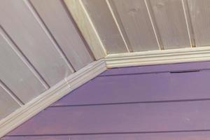 parete e soffitto in legno dipinti in viola. interno della casa di campagna foto