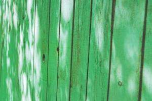 vecchia struttura di sfondo del recinto di legno verde wethered, vista prospettica foto