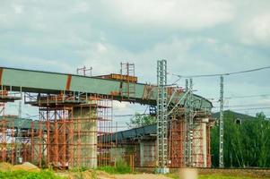 costruzione di strada automobilistica su strada ferroviaria foto