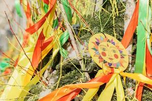 abeti decorati con simboli di carnevale e nastri foto