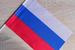 piccola bandiera della federazione russa sul tavolo di legno foto