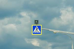 segnale stradale di attraversamento pedonale foto