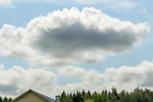 tetto e alberi sullo sfondo del cielo foto