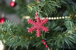 giocattolo fiocco di neve rosso per albero di natale. sfondo festivo foto