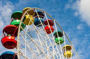 una ruota panoramica colorata in un parco per bambini. foto