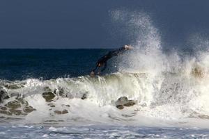 21 dicembre 2018 Israele. surf su onde alte nel Mediterraneo. foto