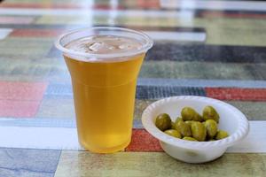 sul tavolo in un boccale di birra fresca e leggera. foto