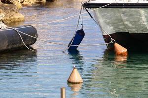 ormeggio in mare per barche e yacht foto