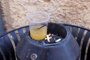 posacenere - un posto per cenere di tabacco e mozziconi di sigaretta foto