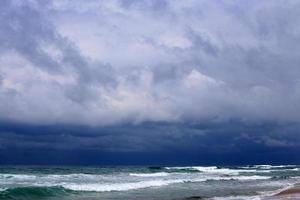 il cielo sopra il Mar Mediterraneo nel nord di Israele. foto