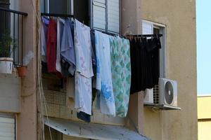 la biancheria lavata si asciuga per strada fuori dalla finestra di casa. foto