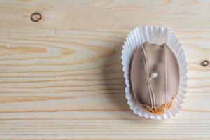 primo piano di eclair al cioccolato sulla scrivania in legno foto