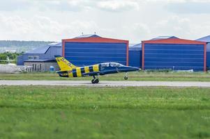 zhukovsky, regione di mosca, russia - 23 luglio 2017 esposizioni del salone aerospaziale internazionale maks-2017 a zhukovsky, regione di mosca, russia. squadra di jet delle api baltiche dalla lettonia foto