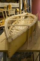 barca di corteccia di betulla in fase di costruzione foto