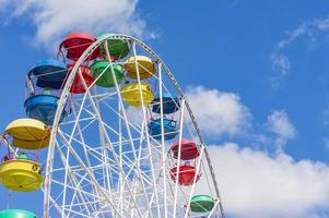 colorata ruota panoramica contro il cielo blu foto