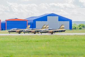 zhukovsky, regione di mosca, russia - 23 luglio 2017 esposizioni del salone aerospaziale internazionale maks-2017 a zhukovsky, regione di mosca, russia. pattuglia acrobatica al fursan degli emirati arabi uniti foto